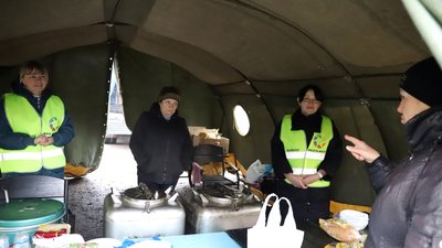 Гарячі обіди для потребуючих: в Ужгороді розпочали благодійну акцію Гарячі обіди для потребуючих: в Ужгороді розпочали благодійну акцію