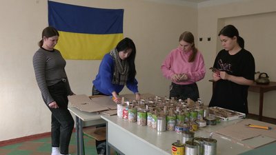 "Хлопці захищають нас і оберігають": студентки з Рівного виготовляють окопні свічки на фронт "Хлопці захищають нас і оберігають": студентки з Рівного виготовляють окопні свічки на фронт