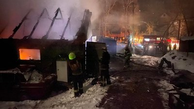 Мотоцикл, мотоблок та автомобіль: на Закарпатті згорів гараж з технікою Мотоцикл, мотоблок та автомобіль: на Закарпатті згорів гараж з технікою