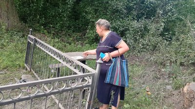 Воюють із запасами харчів для худоби та могилами на цвинтарі: наслідки обстрілів Миропілля на Сумщині з боку РФ Воюють із запасами харчів для худоби та могилами на цвинтарі: наслідки обстрілів Миропілля на Сумщині з боку РФ