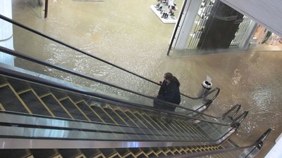 У Києві прорвало тепломережу біля Ocean Plaza, людей евакуювали У Києві прорвало тепломережу біля Ocean Plaza, людей евакуювали