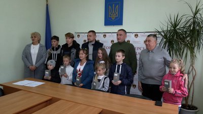 Діти-переселенці з прикордонних сіл Новгород-Сіверської громади отримали смартфони для навчання онлайн Діти-переселенці з прикордонних сіл Новгород-Сіверської громади отримали смартфони для навчання онлайн