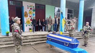 На Житомирщині поховали останки дев'яти воїнів Червоної армії На Житомирщині поховали останки дев'яти воїнів Червоної армії