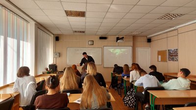 Паперові чи "цифрові": у черкаській школі вчаться з електронними журналами Паперові чи "цифрові": у черкаській школі вчаться з електронними журналами