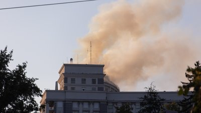 У Києві після атаки РФ загорілася будівля Кабміну