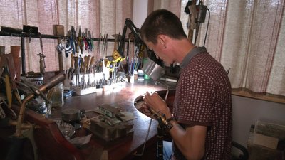 Створює прикраси з металу. Прикарпатець Никола Андрусяк