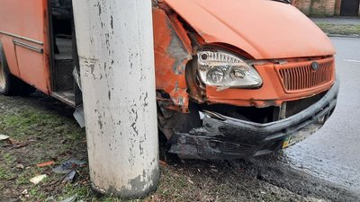 У Кропивницькому маршрутка в'їхала у стовп. Водій помер У Кропивницькому маршрутка в'їхала у стовп. Водій помер