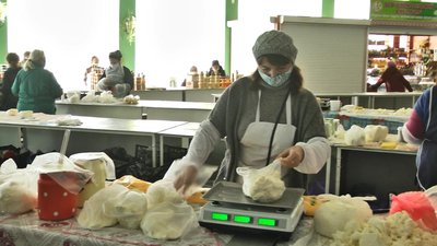 На центральному продуктовому ринку продавців про нові карантинні правила інформували під підпис. На центральному продуктовому ринку продавців про нові карантинні правила інформували під підпис.
