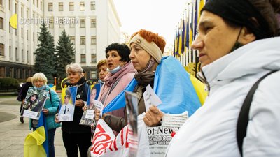 Під Офіс президента приїхали близько 30 матерів полонених та зниклих безвісти. Під Офіс президента приїхали близько 30 матерів полонених та зниклих безвісти.