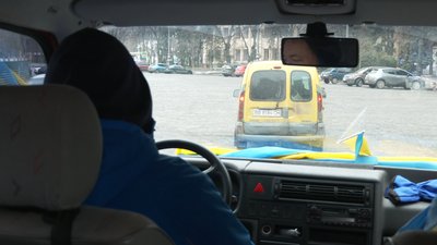 Харківський Автомайдан везе у Нові Санжари смаколики для евакуйованих з Китаю людей