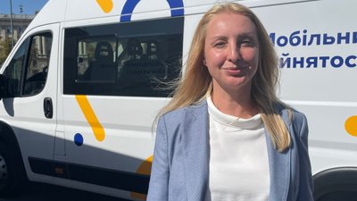 У Миколаєві волонтери передали два авто для миколаївського та херсонського центрів зайнятості