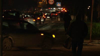 Пішоходів зобов'язали "світитися": рівненські копи розповіли, як це зробити
