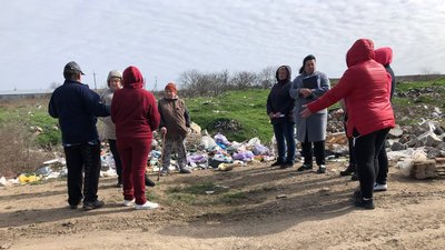 Немає бульдозера — немає прибирання. На Миколаївщині зі сміттєзвалища розлітається непотріб Немає бульдозера — немає прибирання. На Миколаївщині зі сміттєзвалища розлітається непотріб