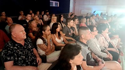 "Будемо боротися за кожного військовополоненого". У Дніпрі показують прем’єру вистави "Полон" "Будемо боротися за кожного військовополоненого". У Дніпрі показують прем’єру вистави "Полон"