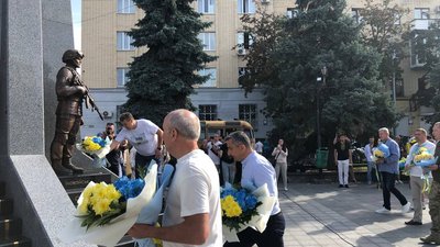 У Житомирі вшанували пам'ять захисників, які віддали своє життя за Україну У Житомирі вшанували пам'ять захисників, які віддали своє життя за Україну