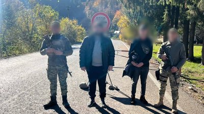 11 чоловіків, які намагалися незаконно перетнути кордон, затримали прикордонники на Закарпатті впродовж доби