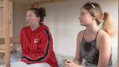 Як живуть сестри Віолета та Анастасія Максимові з Херсонщини у шелтері на Івано-Франківщині Як живуть сестри Віолета та Анастасія Максимові з Херсонщини у шелтері на Івано-Франківщині