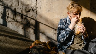 Чоловік із Черкас примушував жінку жебракувати в людних місцях, а гроші витрачав на себе