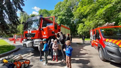 У Львові правоохоронці та надзвичайники розповіли дітям про особливості роботи У Львові правоохоронці та надзвичайники розповіли дітям про особливості роботи