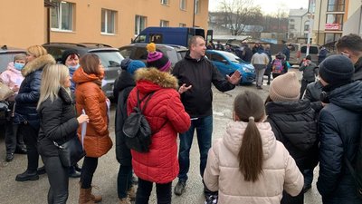 Тернопільські волонтери розвозять продуктові набори одиноким людям Тернопільські волонтери розвозять продуктові набори одиноким людям