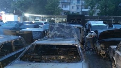 У Херсоні вночі згоріло 9 автомобілів. Поліція встановлює обставини підпалу