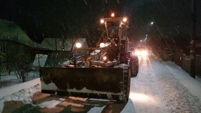 Вночі на дорогах Житомира працювали 16 снігоприбиральних машин Вночі на дорогах Житомира працювали 16 снігоприбиральних машин