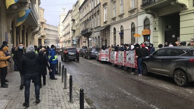 Під Львівською митницею зібралися протестувальники