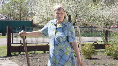 Я їхала в один кінець: історія вимушеної переселенки з Донеччини, яка у 81 рік господарює на Черкащині