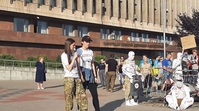 У Запоріжжі влаштували акцію-перформанс на підтримку полонених героїв "Азовсталі"