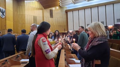 В Івано-Франківську пластуни передали Вифлеємський вогонь депутатам міської ради В Івано-Франківську пластуни передали Вифлеємський вогонь депутатам міської ради