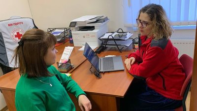 Представники Червоного Хреста допомагають переселенцям у пошуку роботи Представники Червоного Хреста допомагають переселенцям у пошуку роботи