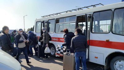 На одному з львівських пунктів пропуску рятувальники перевозять українців На одному з львівських пунктів пропуску рятувальники перевозять українців