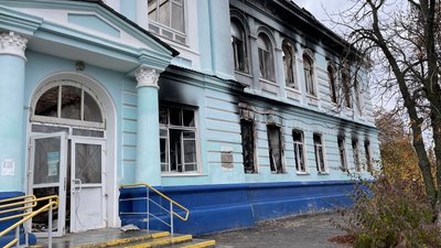 Зруйнована росіянами поліклініка в Ізюмі