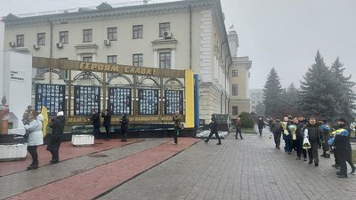 Хмельничани поклали квіти до Стели пам'яті Героїв небесної сотні
