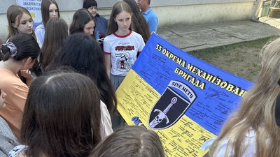 Учні Ужгородського ліцею отримали прапор із підписами бійців