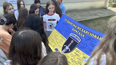 Учні Ужгородського ліцею отримали прапор із підписами бійців