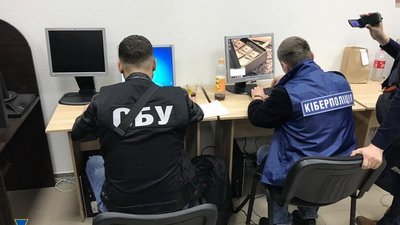 У Запоріжжі співробітники СБУ викрили угруповання хакерів