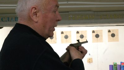 "Зі зброєю маєте бути як одне ціле". Як в Івано-Франківську навчають стріляти "Зі зброєю маєте бути як одне ціле". Як в Івано-Франківську навчають стріляти