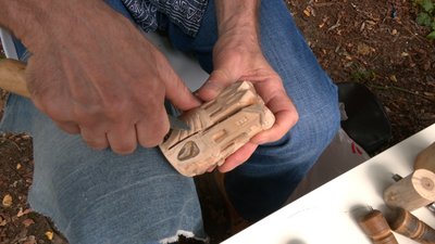 Різьбить митець, де завгодно Різьбить митець, де завгодно