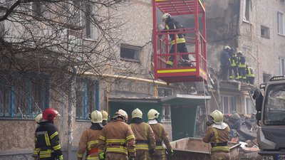 У Сумах з-під завалів дістали тіло однієї загиблої людини У Сумах з-під завалів дістали тіло однієї загиблої людини
