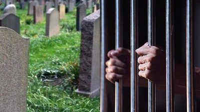 В Одеській області чоловіка ув'язнили на 4 роки за розтрощені могили