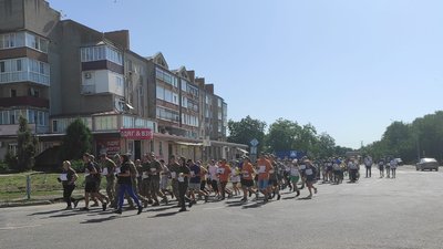 В Ярмолинецькій громаді, що на Хмельниччині, влаштували благодійний забіг "Шаную воїнів, біжу за Героїв України"