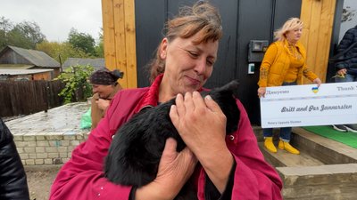 Людмила Саєнко з котом Циганок. Ічнянська громада, Чернігівщина Людмила Саєнко з котом Циганок. Ічнянська громада, Чернігівщина