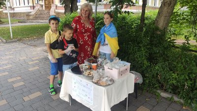 Покупці фотографувалися з дітьми, які влаштували благодійний ярмарок Покупці фотографувалися з дітьми, які влаштували благодійний ярмарок
