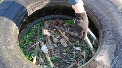 Шприц, іконки й паспорт: знахідки луцької двірниці, яка прибирає за "мінімалку". Шприц, іконки й паспорт: знахідки луцької двірниці, яка прибирає за "мінімалку".
