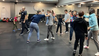 Прийоми самозахисту. У Миколаєві дітей та батьків навчали самообороні Прийоми самозахисту. У Миколаєві дітей та батьків навчали самообороні