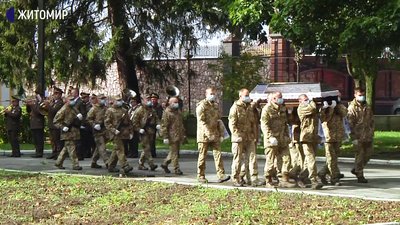 У Новограді-Волинському на Житомирщині попрощалися із загиблим курсантом Богданом Матвійчуком У Новограді-Волинському на Житомирщині попрощалися із загиблим курсантом Богданом Матвійчуком