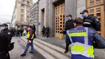 Харківську міськраду пікетують перед сесією: посилили охорону