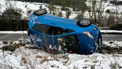 Авто з'їхало в кювет на Чернігівщині, а водія з травмами госпіталізували