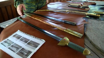 Житомирянин Олег Козяр власноруч виготовляє козацькі шаблі зразка ХVІІ століття Житомирянин Олег Козяр власноруч виготовляє козацькі шаблі зразка ХVІІ століття